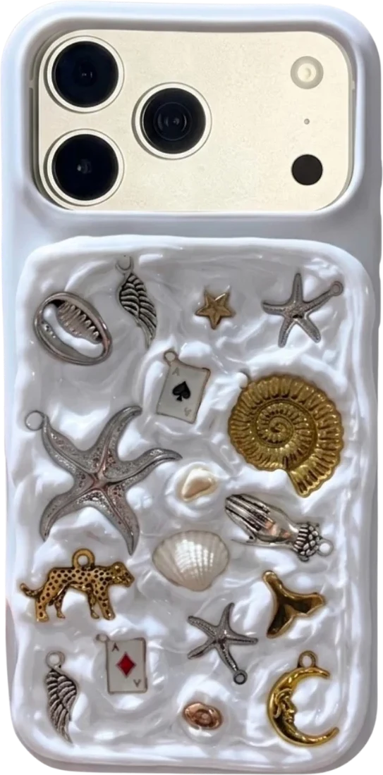 Funda blanca con charms de mar: estrellas, conchas, jaguar y luna