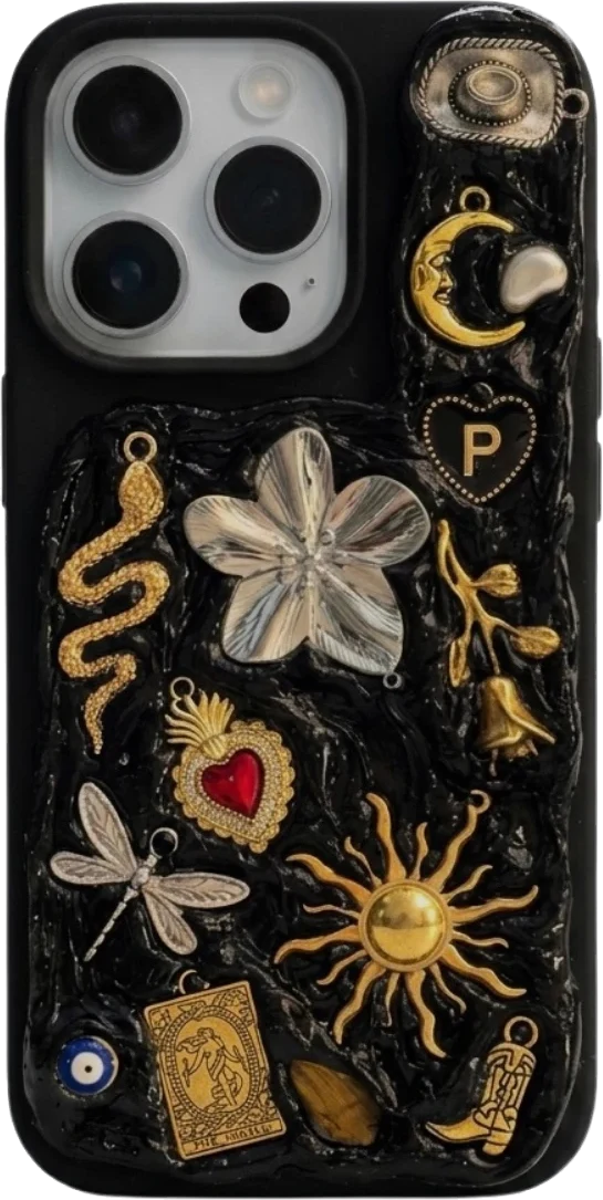 Funda negra con charms dorados y plateados: sol, flor, corazón y serpiente