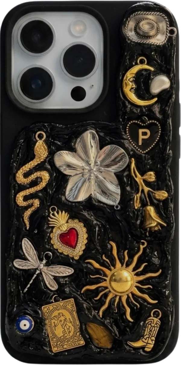 Funda negra con charms: sol, luna, corazón, libélula y más
