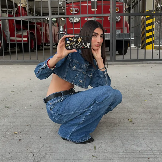 Clienta mostrando su funda ASTÉRIA en la calle