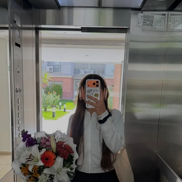 Clienta con un ramo de flores y su funda ASTÉRIA