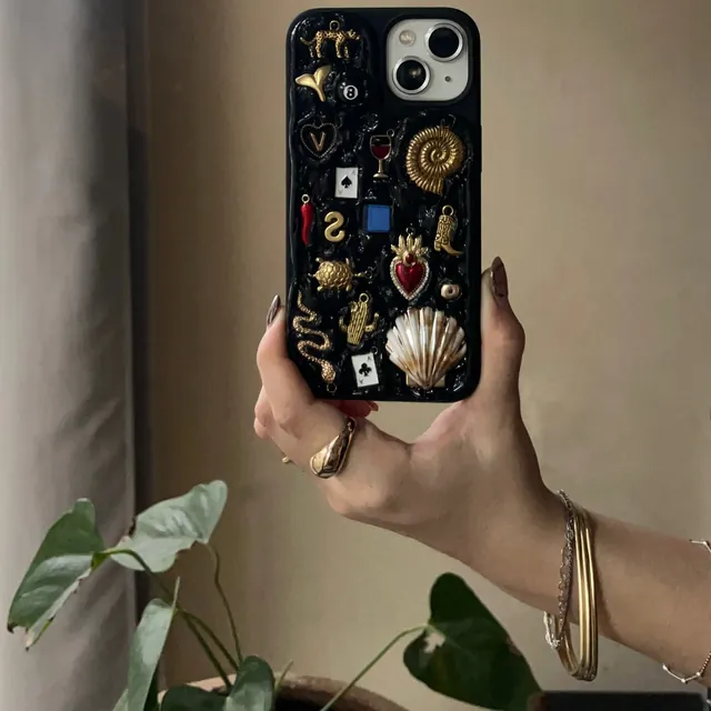 Funda negra ASTÉRIA con concha, mano y charms dorados